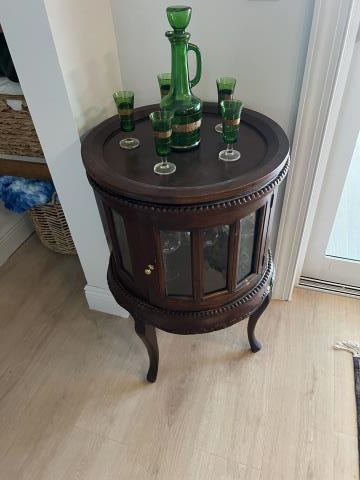 Mid-Century Queen Anne Style Mahogany Double Door Vitrine Table